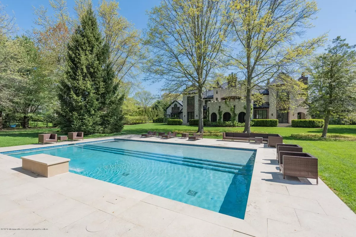 Rumson, NJ 07760,10 Sailers Way