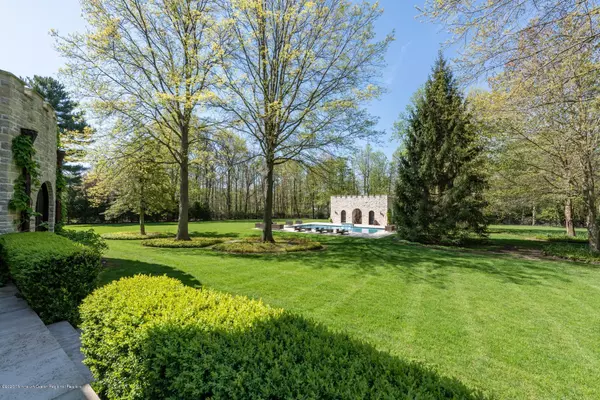 Rumson, NJ 07760,10 Sailers Way