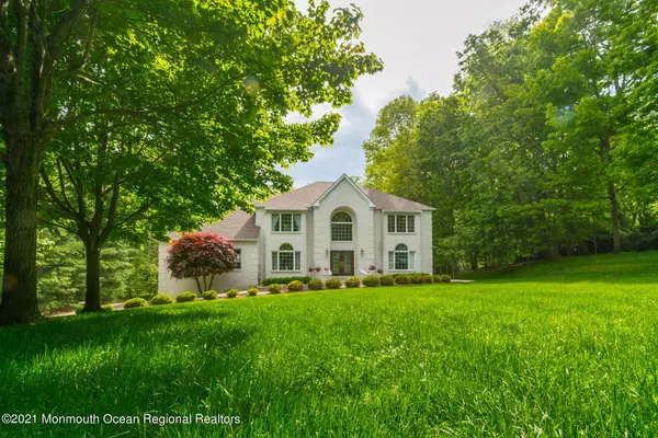 Manalapan, NJ 07726,5 Susan Court