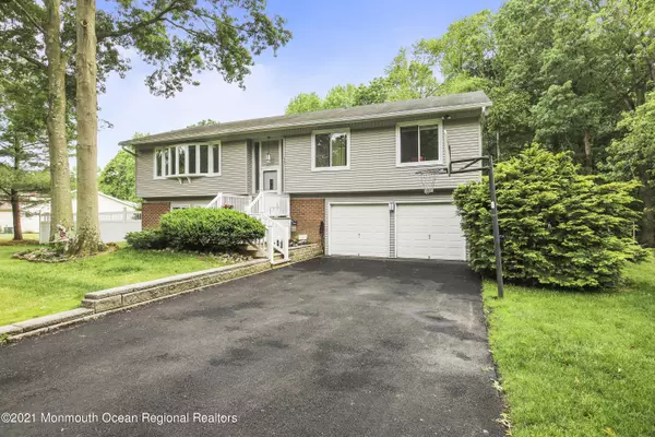 77 Overbrook Lane, Matawan, NJ 07747