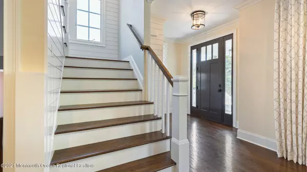 Rumson, NJ 07760,9 Holly Street