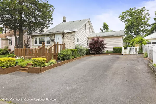 63 Laurence Parkway, Laurence Harbor, NJ 08879