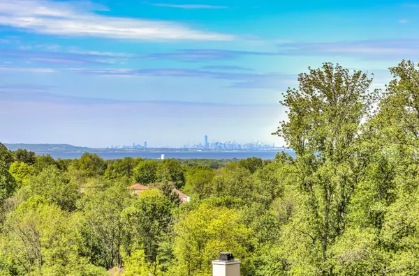 Holmdel, NJ 07733,68 Takolusa Drive