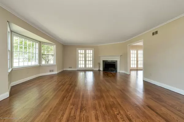 Rumson, NJ 07760,10 Broadmoor Drive