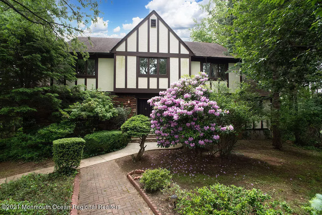 Holmdel, NJ 07733,7 Emory Place