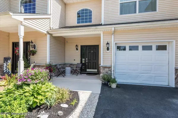 Lakehurst, NJ 08733,100 Pine Street #5