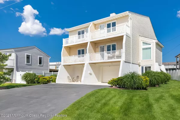 Sea Bright, NJ 07760,7 Garden Way