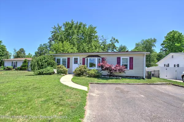 12 Fawn Run, Manalapan, NJ 07726