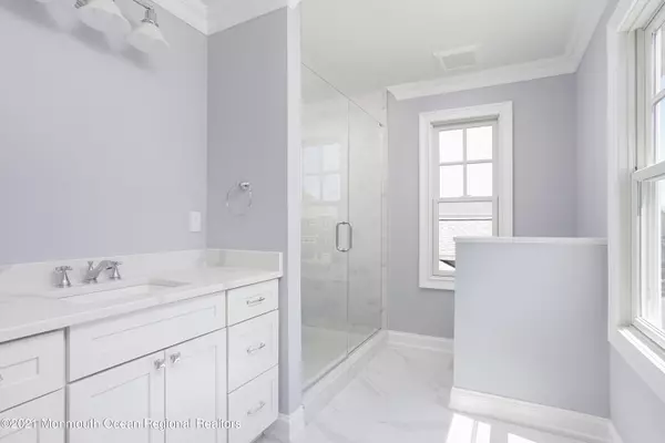 Rumson, NJ 07760,1 Meadowbrook Avenue