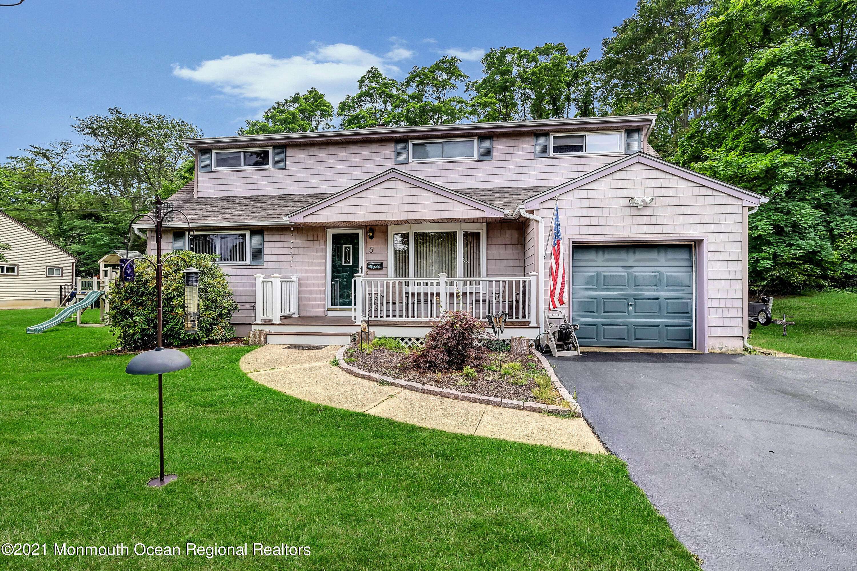 Oakhurst, NJ 07755,5 Carole Drive