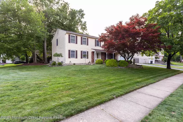 4 Bridle Way, Marlboro, NJ 07746