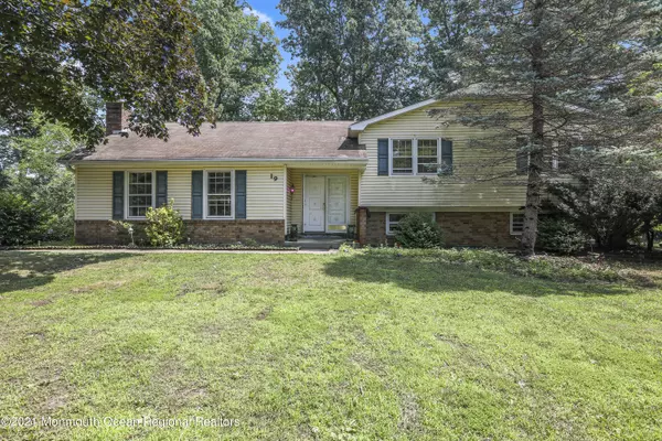 19 Manor Drive, Manalapan, NJ 07726