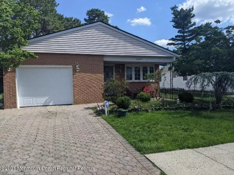 17 Lismore Drive, Toms River, NJ 08757