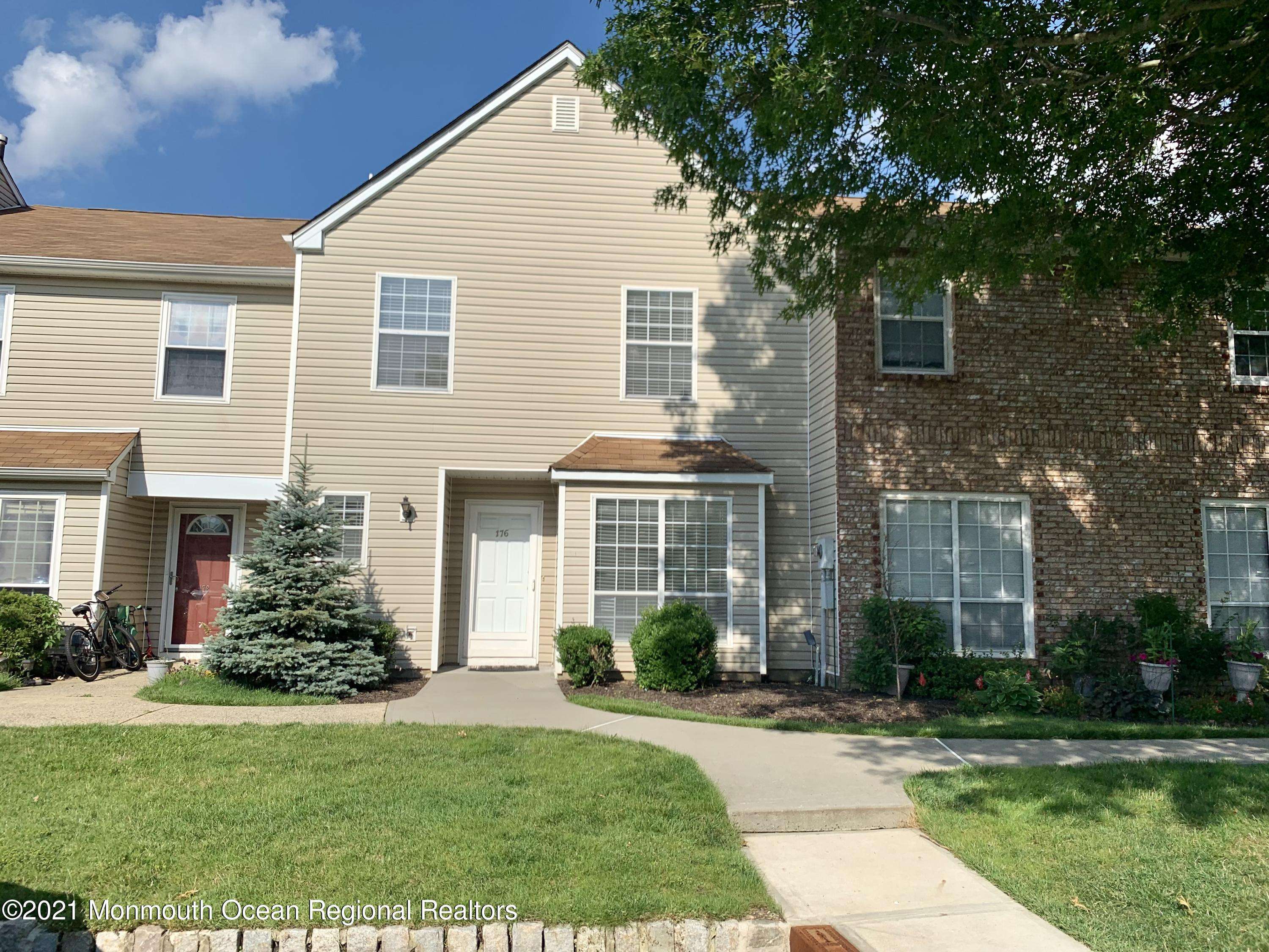176 Essex Place, Morganville, NJ 07751