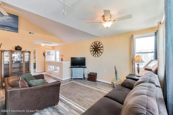 Lanoka Harbor, NJ 08734,917 Meadow Lark Drive