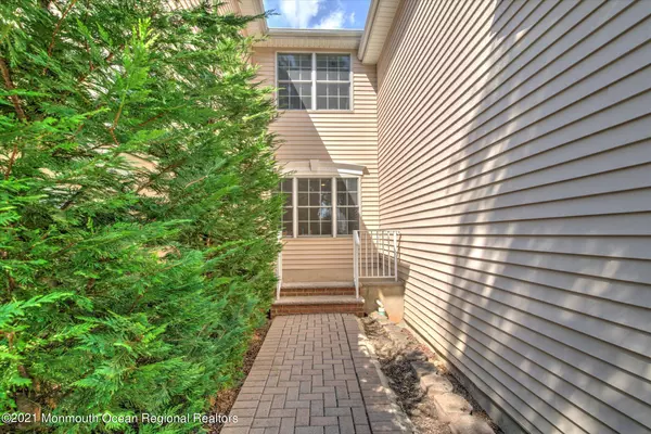 Manalapan, NJ 07726,36 Smock Court