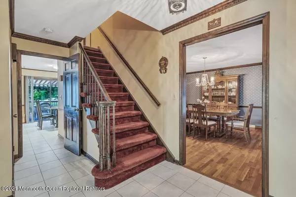 Holmdel, NJ 07733,9 Old Farm Road