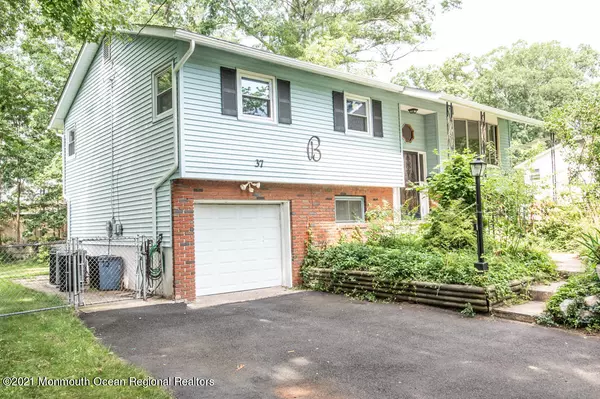 37 Holiday Road, Manalapan, NJ 07726