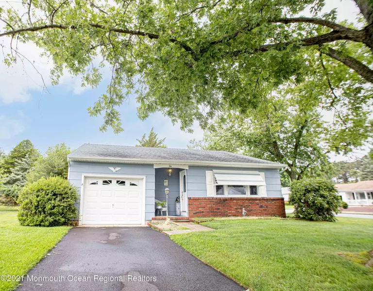 10 Pembroke Lane, Toms River, NJ 08757