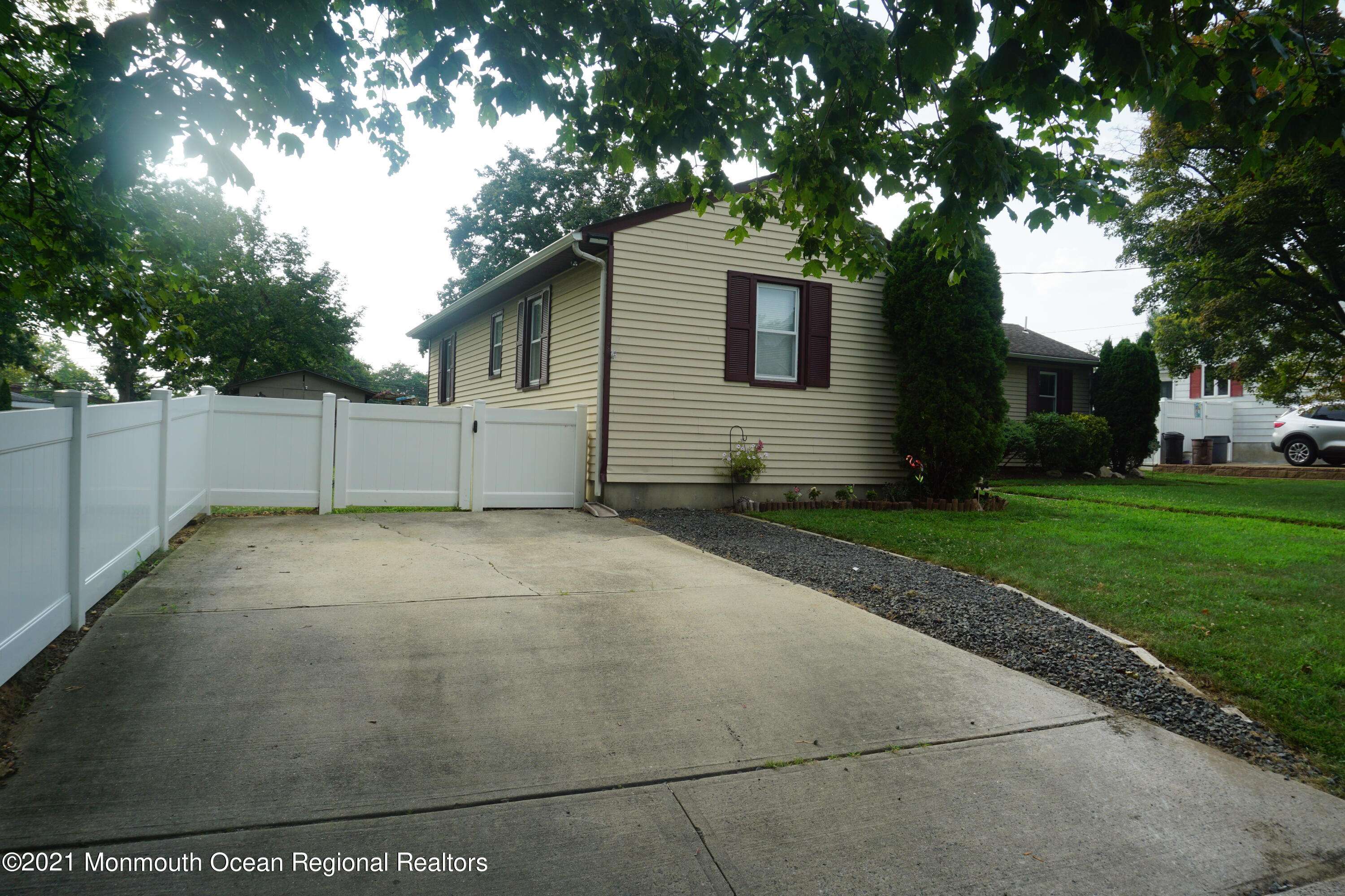 Keyport, NJ 07735,742 Lorraine Drive