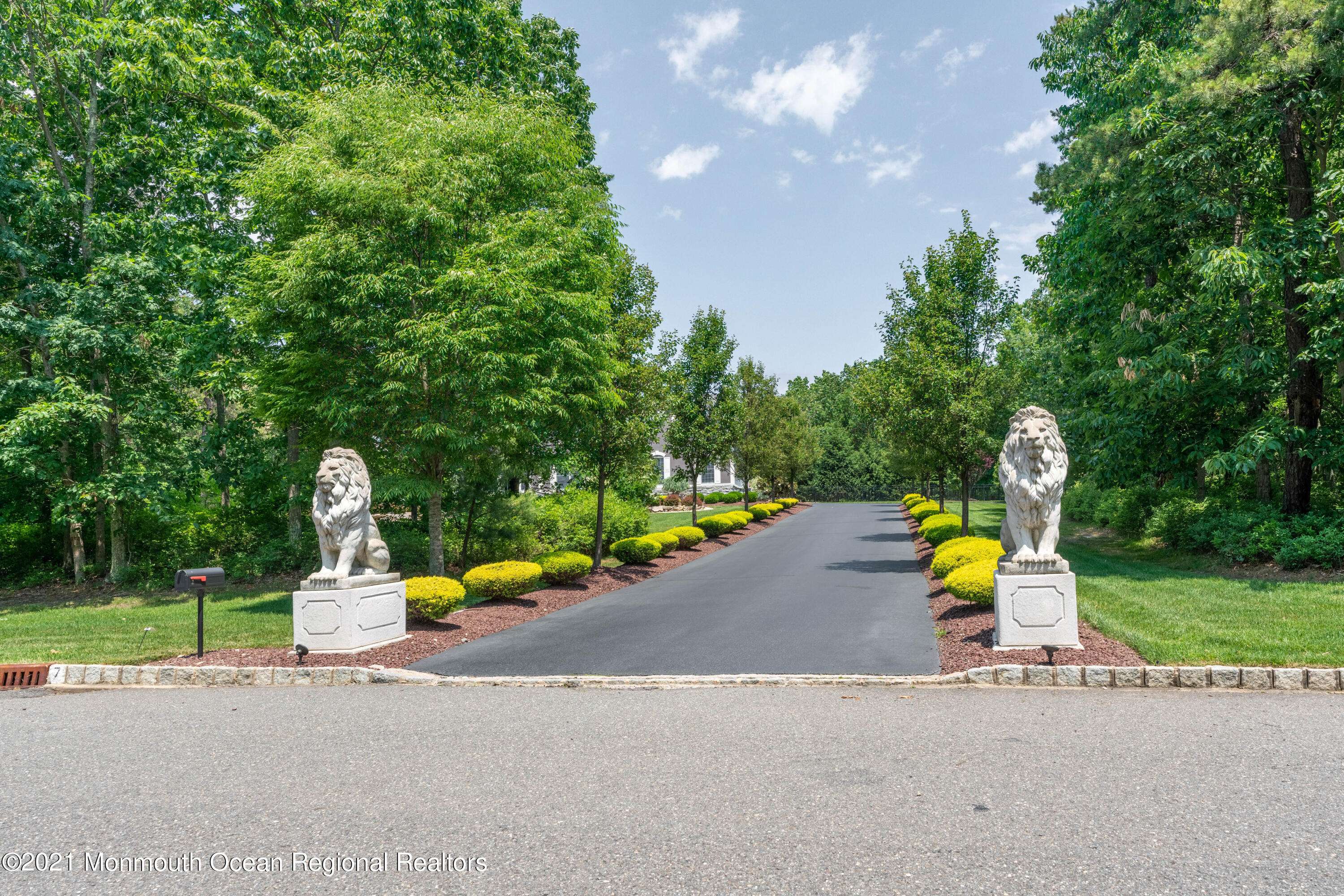 7 Winding Woods Way, Freehold, NJ 07728