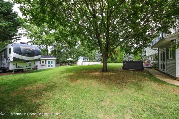 Holmdel, NJ 07733,9 Mayfair Road