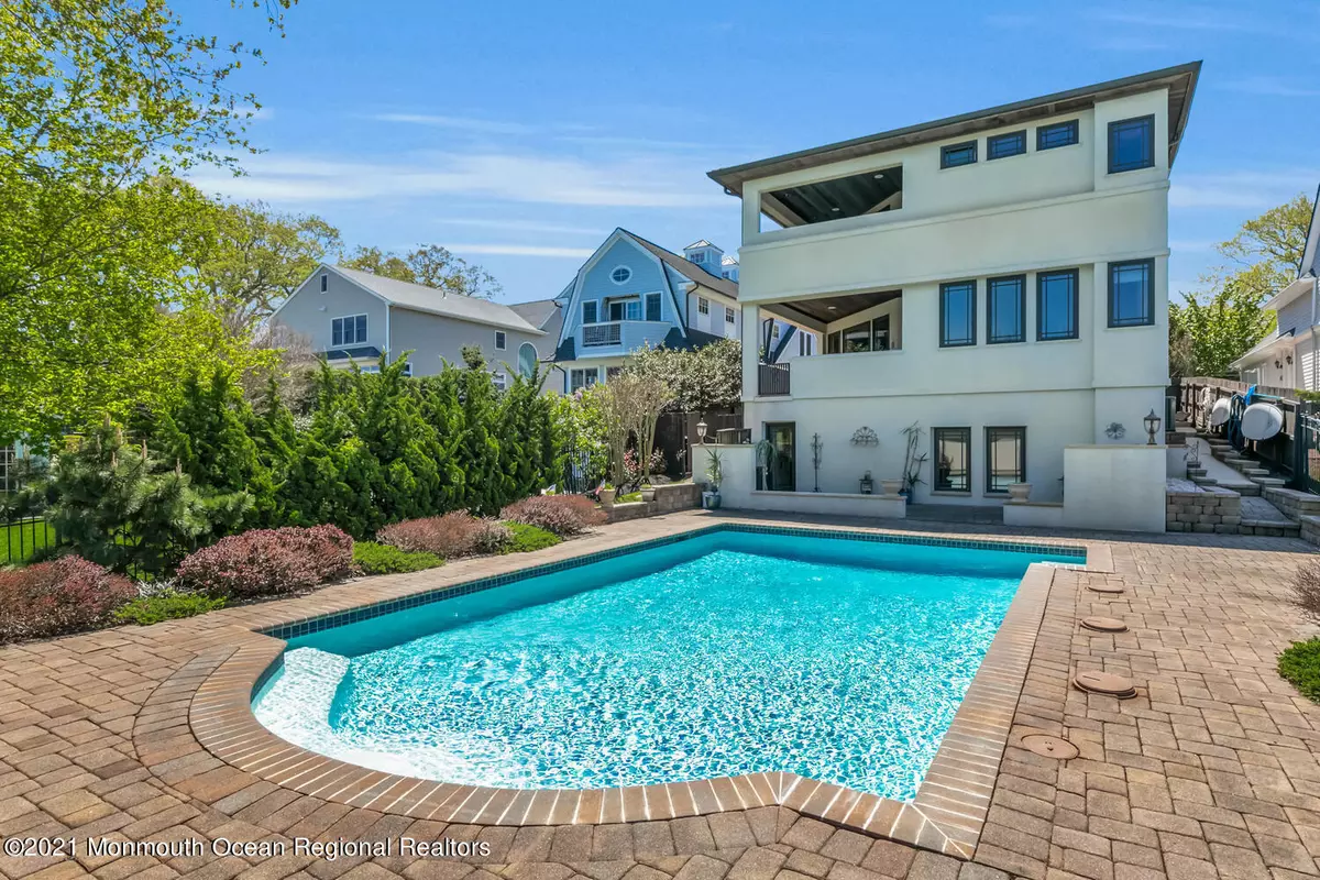 Rumson, NJ 07760,33 Highland Avenue