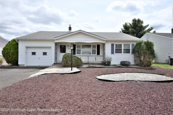 36 Oakfield Road, Toms River, NJ 08757