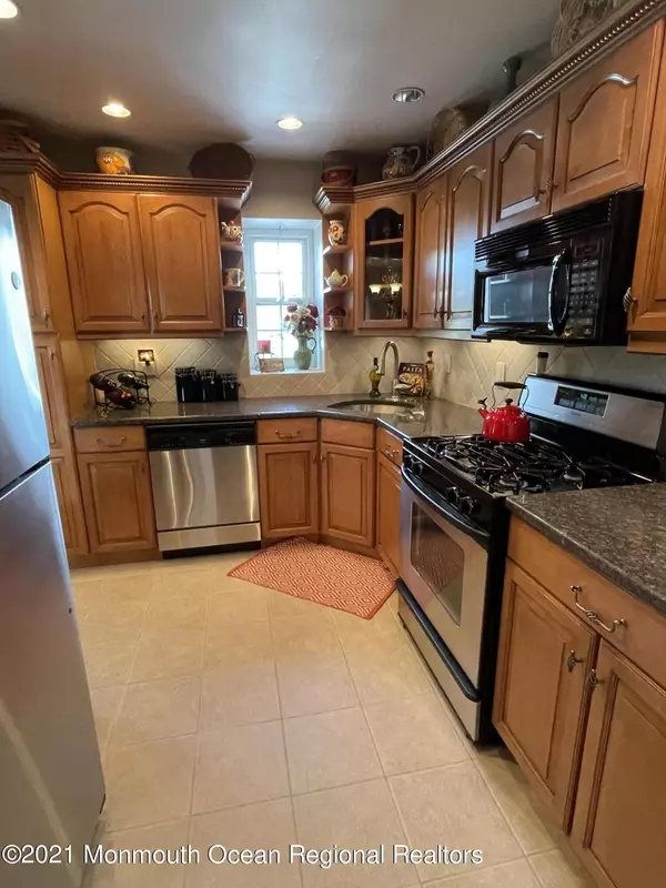 Keyport, NJ 07735,231 Atlantic Street #22