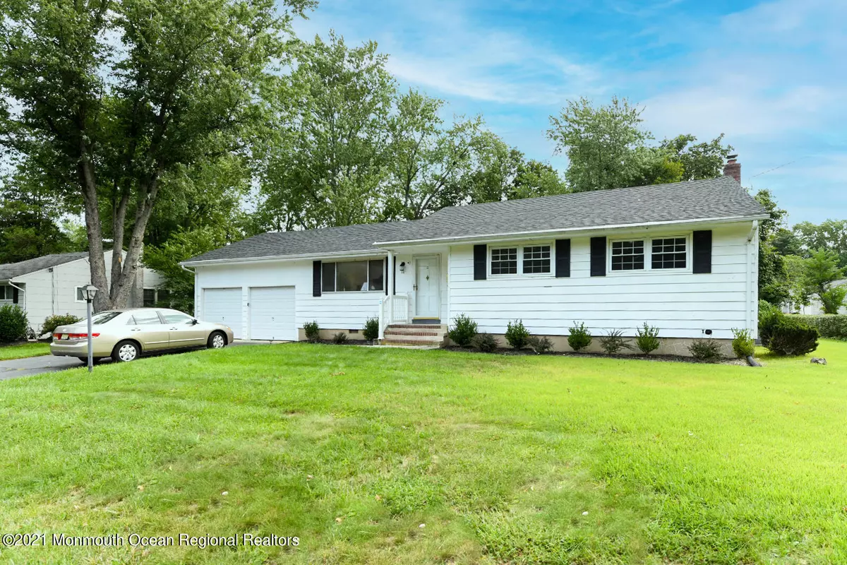 Holmdel, NJ 07733,18 Knollwood Road