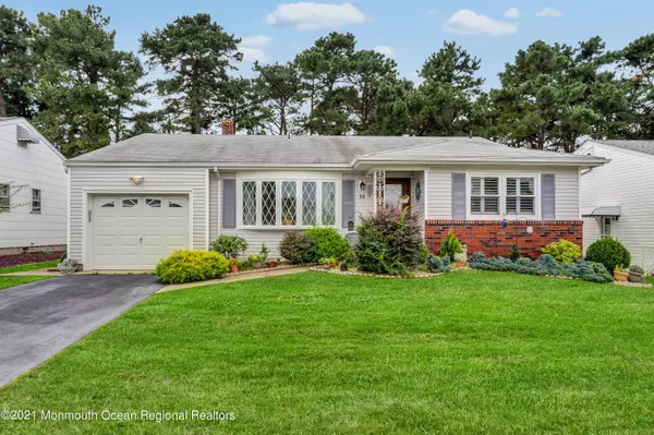 14 Westport Drive, Toms River, NJ 08757