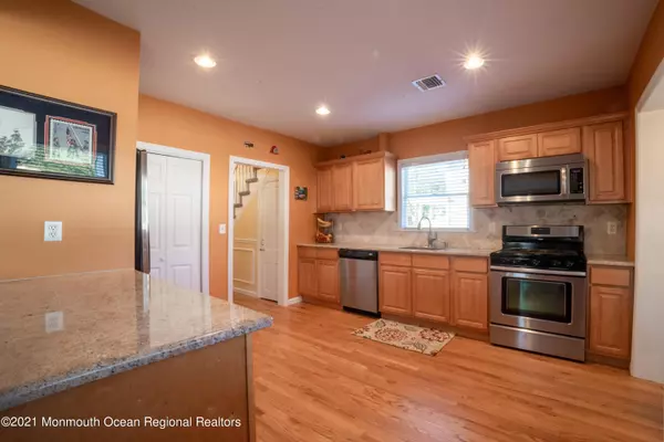 Keyport, NJ 07735,22 Oak Street