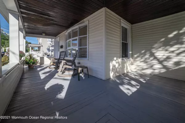 Keyport, NJ 07735,22 Oak Street