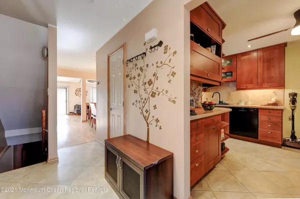 Manalapan, NJ 07726,187 Longwood Drive #18-7