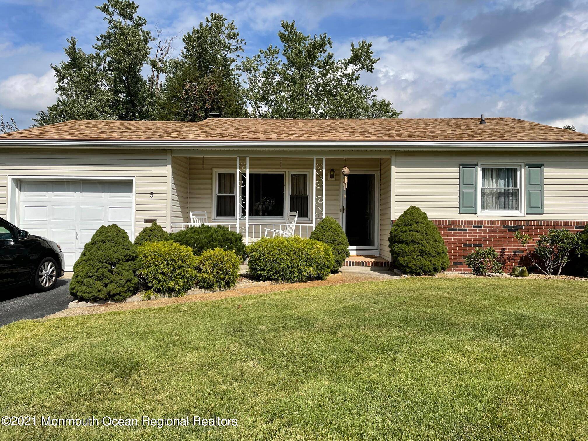5 Chamberlain Drive, Toms River, NJ 08757