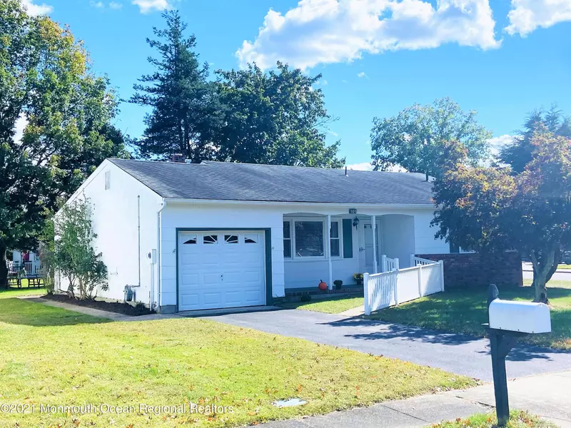 101 Edgewater Court, Toms River, NJ 08757