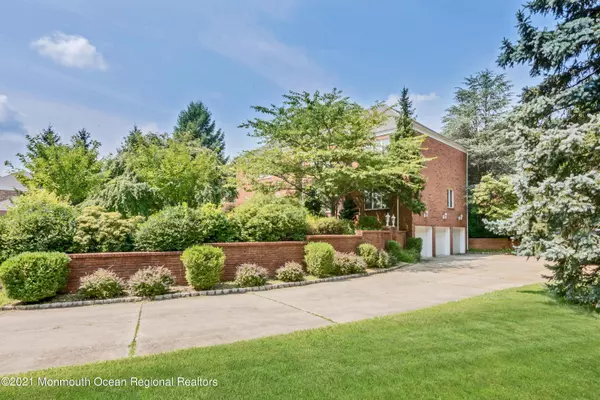 Holmdel, NJ 07733,7 Tara Court