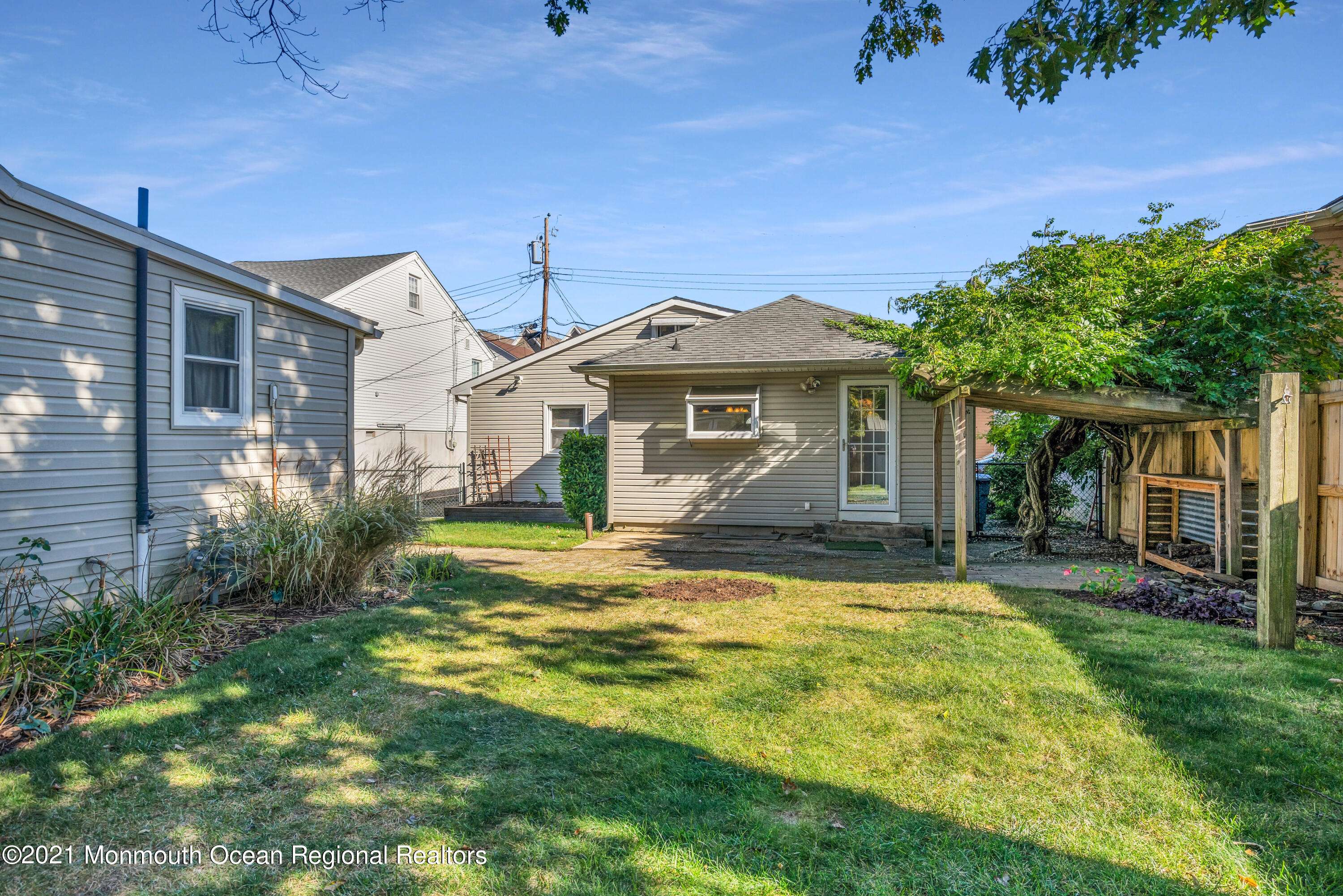 Highlands, NJ 07732,6 Locust Street