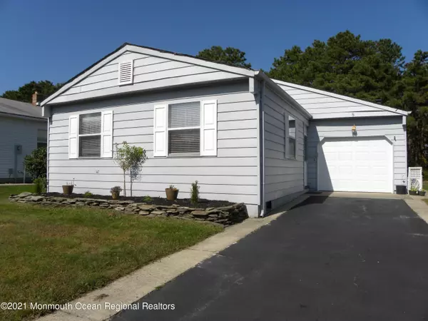 8 Portsmouth Drive, Toms River, NJ 08757