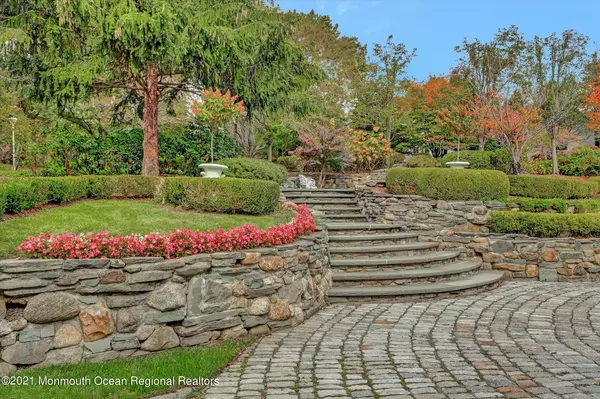 Holmdel, NJ 07733,5 Fawn Path