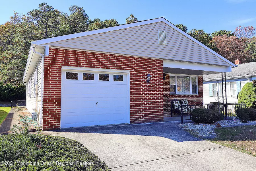 5 Point Blanche Court, Toms River, NJ 08757