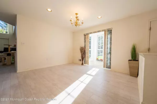 Holmdel, NJ 07733,8 Dutch Court