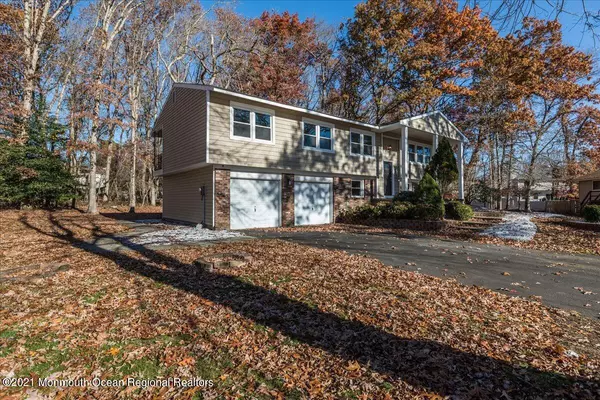 Manalapan, NJ 07726,16 Camelot Court