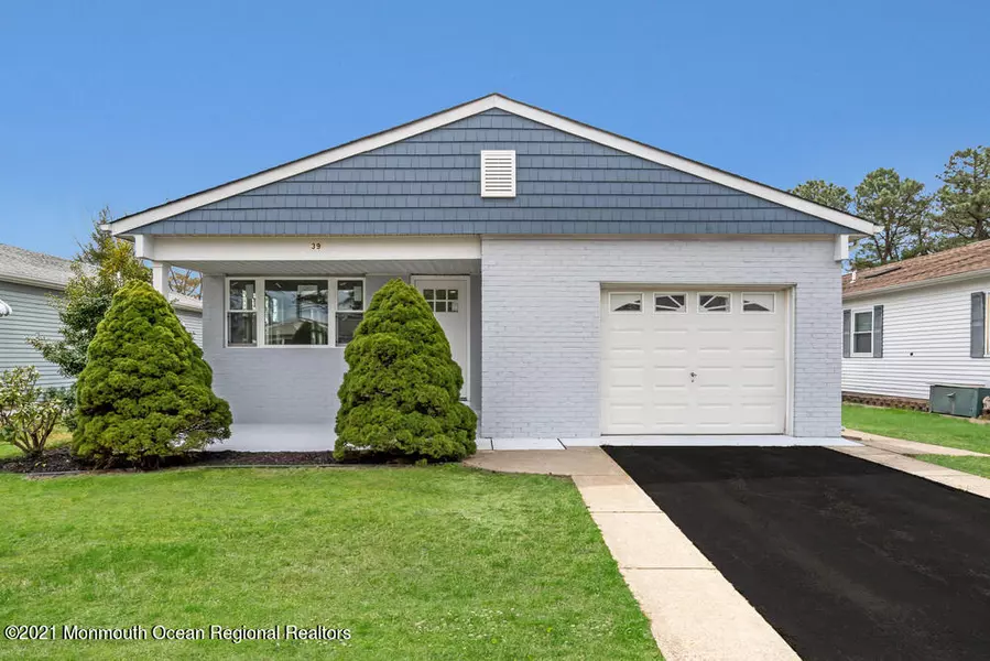 39 Chesterfield Lane, Toms River, NJ 08757