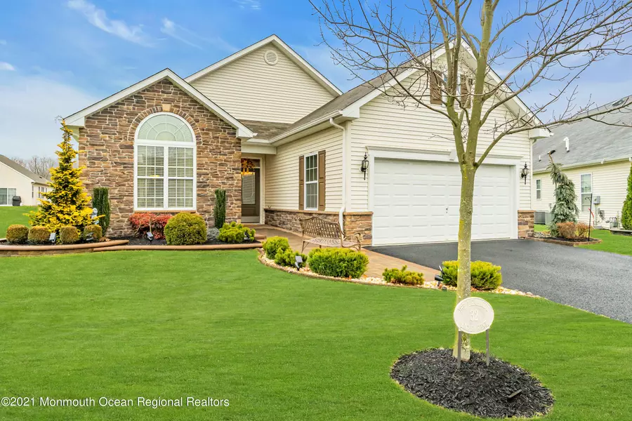 32 Eagle Ridge Circle, Lakewood, NJ 08701