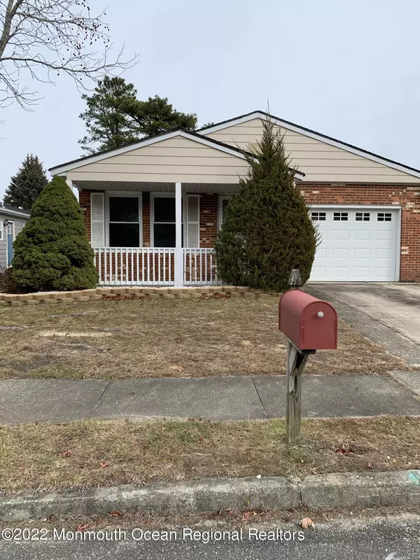 27 Canterbury Lane, Toms River, NJ 08757