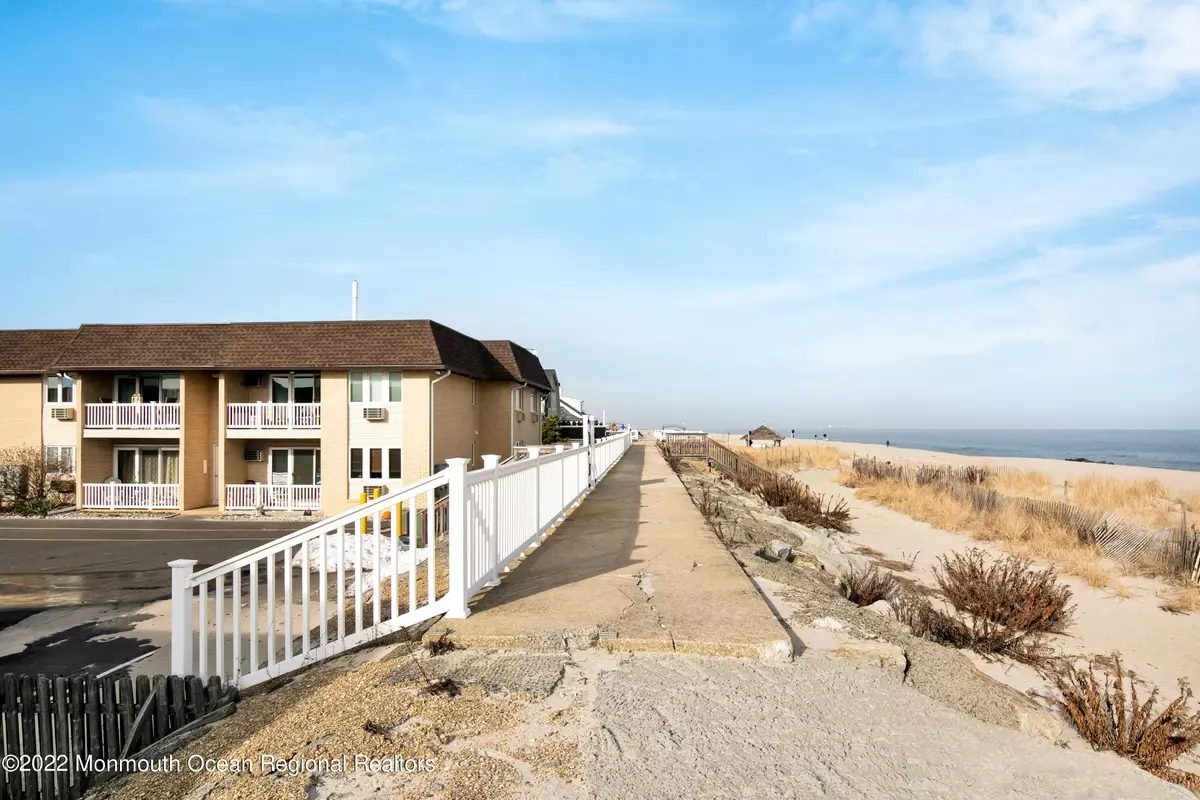 Sea Bright, NJ 07760,1187 Ocean Avenue #4