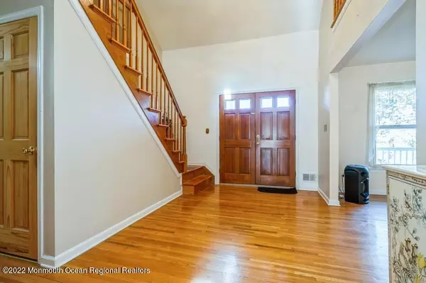 Holmdel, NJ 07733,10 Apple Grove Drive