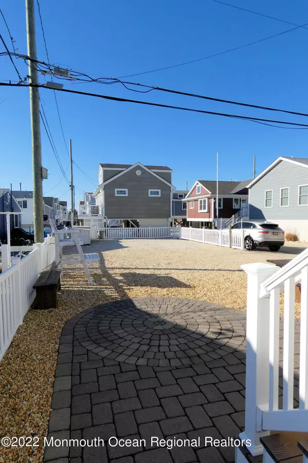 Lavallette, NJ 08735,109 W Pelican Way