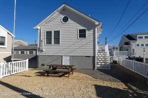 Lavallette, NJ 08735,109 W Pelican Way